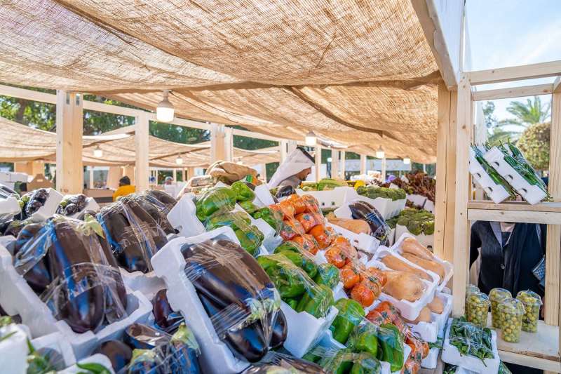 جانب من منتجات المزارعين الكويتيين في السوق في منطقة النزهة	