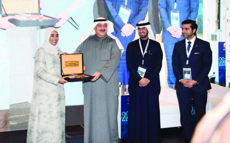 درع تكريمية للوزير (تصوير نايف العقلة)