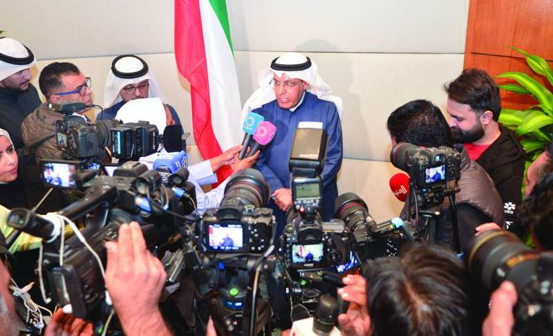 
العدواني متحدثاً إلى الصحافيين	 (تصوير سعود سالم)
