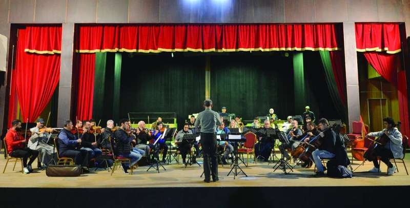 
أوركسترا الإنسانية السيمفوني بقيادة المايسترو تايمن ويهلبورغ	 (تصوير سعود سالم)
