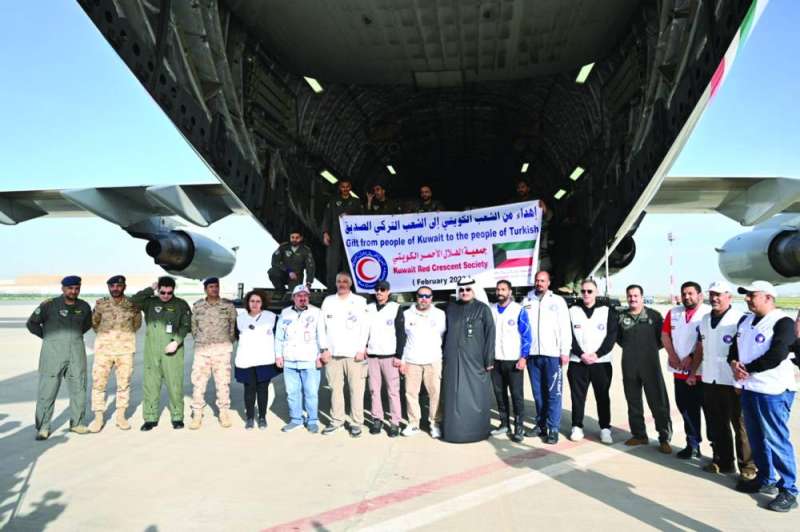 
البرجس وممثلو الهيئات المشاركة في جسر الإغاثة الجوي إلى تركيا