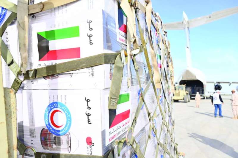 
شحنات الإغاثة في طريقها إلى الطائرة
