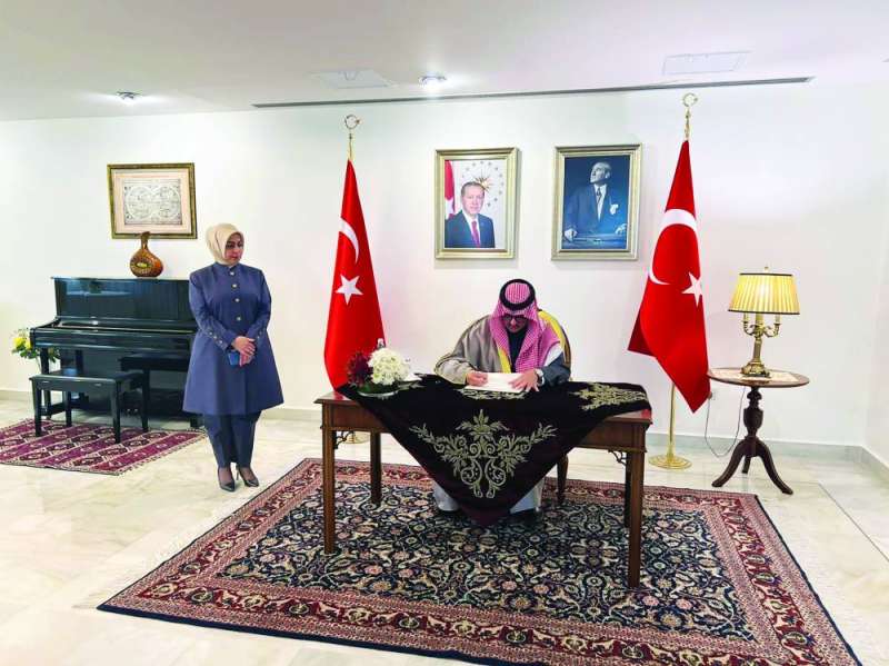 
السفير السعودي مدوناً تعازيه في سجل السفارة
