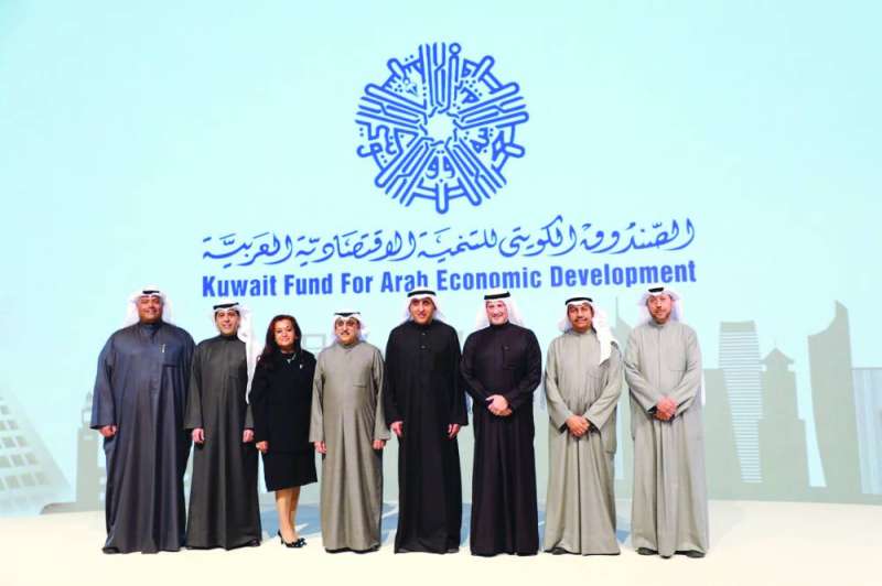
وزير الخارجية متوسطاً قياديي الصندوق
