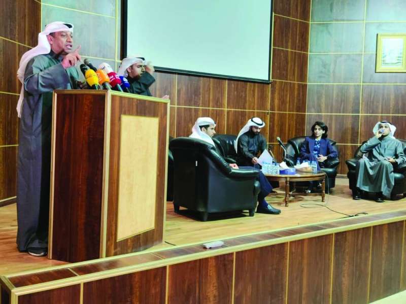 
المطر متحدثاً في الندوة ويبدو المشاركون في اللقاء
