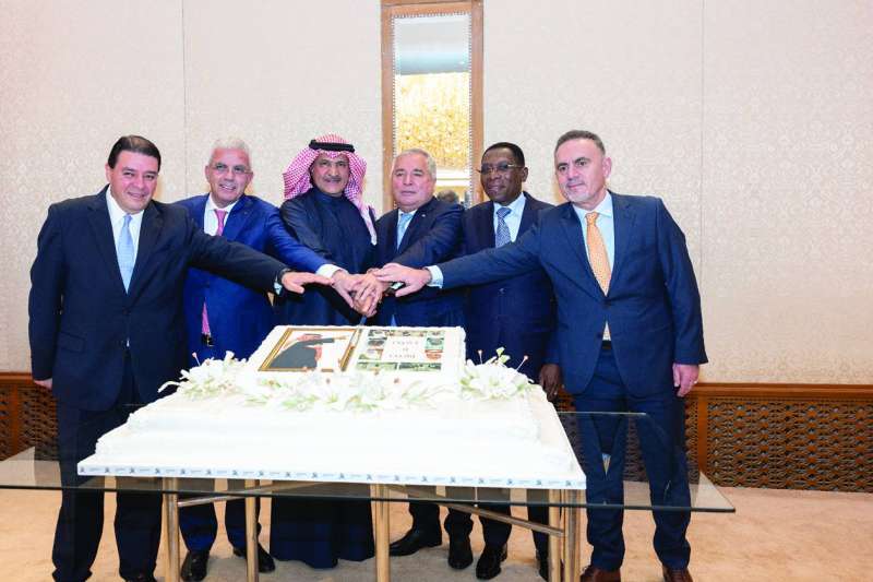 العجران وزبيدوف وسفراء خلال قطع قالب حلوى الاحتفال