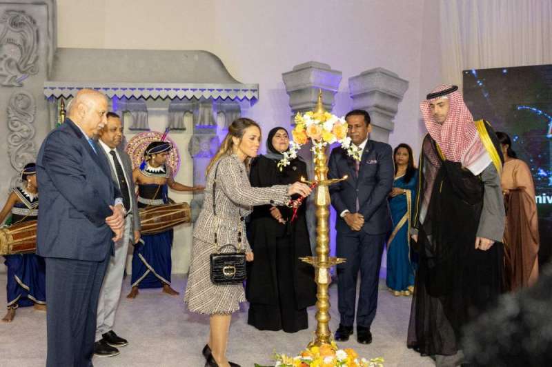 إشعال شمعة بدء الاحتفال