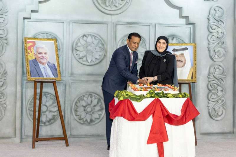 بوقماز تشارك السفير قطع قالب الحلوى