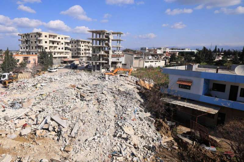  عمليات البحث والإنقاذ في جبلة السورية (أ ف ب)