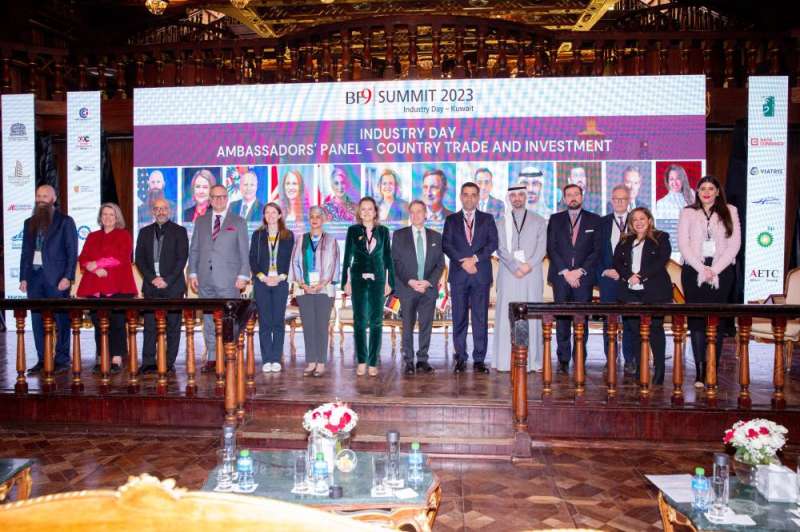 السفراء مع المشاركين في المنتدى