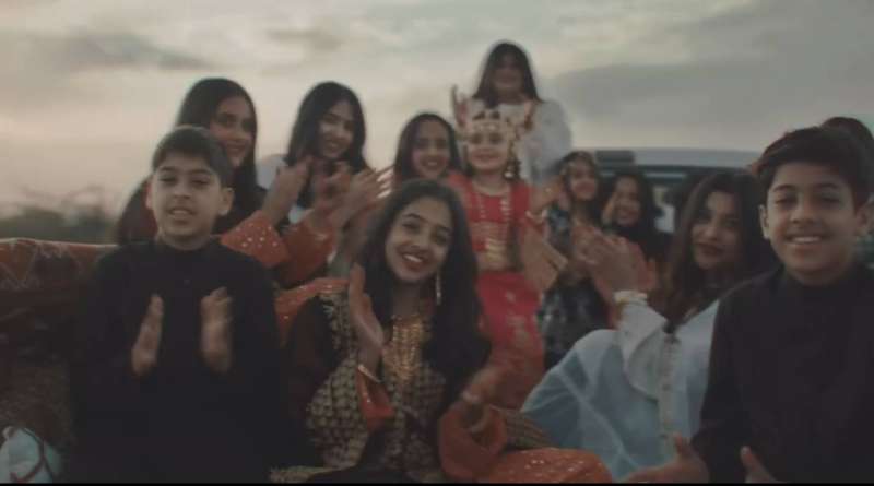 أطفال بالزي الوطني