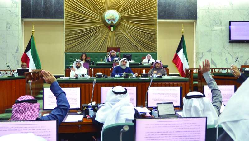 
 تصويت خلال الجلسة	 (تصوير سعود سالم)
