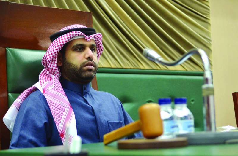 
عبدالله المحري مترئساً الجلسة