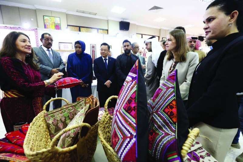 
جانب من جولة الديبلوماسيين في المعرض