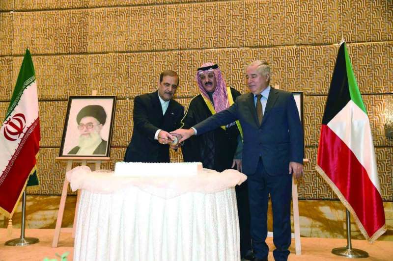 
جوهر حيات وعميد السلك الديبلوماسي والسفير الإيراني يقطعون قالب حلوى الاحتفال