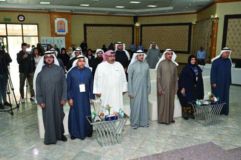 
السلطان متوسطاً قياديي جمعية المعلمين في افتتاح المؤتمر	 (تصوير أسعد عبدالله)
