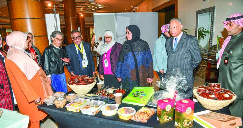 المضف وقياديو «الصحة» في جولة بالمعرض المصاحب للمؤتمر