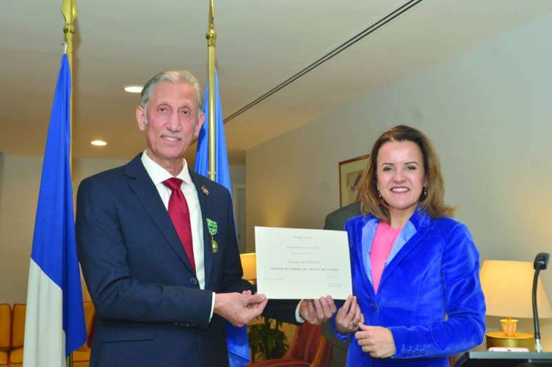 الرفاعي يتسلّم شهادة من السفيرة كلير لوفليشر والوسام على صدره 