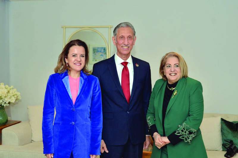 الرفاعي متوسطاً ليلى العثمان والسفيرة الفرنسية 