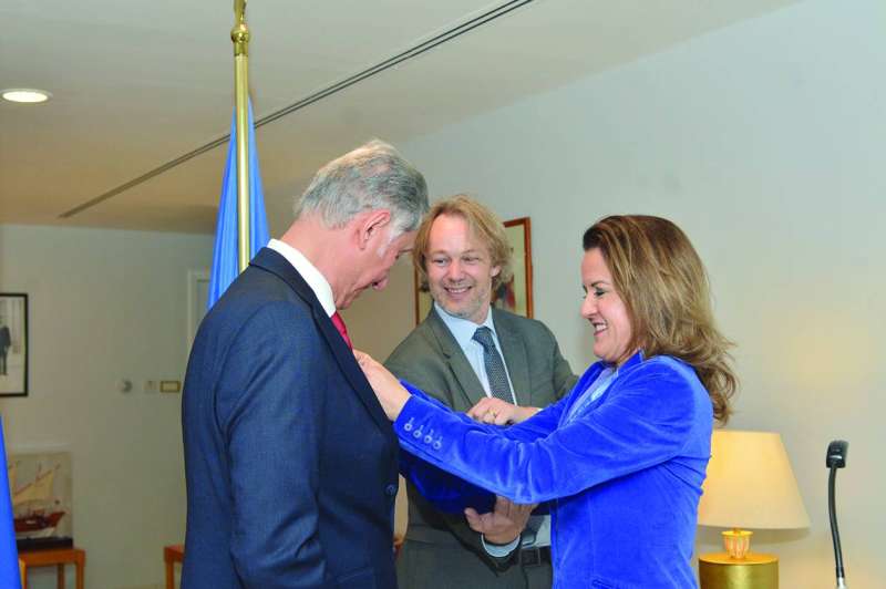 لوفليشر تقلّد الرفاعي الوسام بحضور بينوا كاتالا 	 (تصوير سعود سالم) 