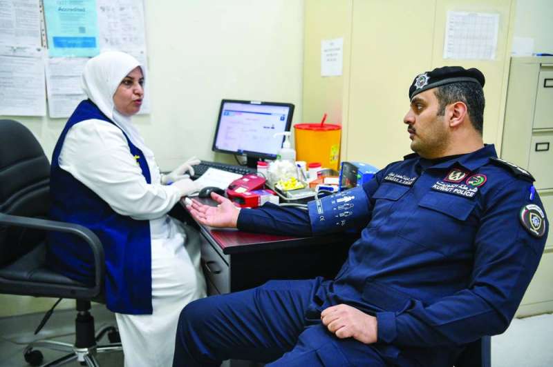 أحد رجال الأمن أثناء حملة التبرع بالدم