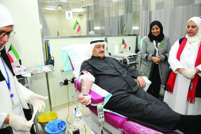 العوضي خلال تبرعه بالدم