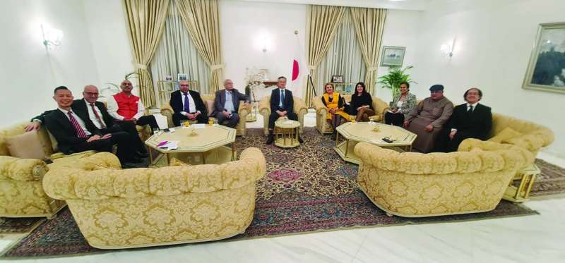 السفير الياباني مع الإعلاميين في منزله