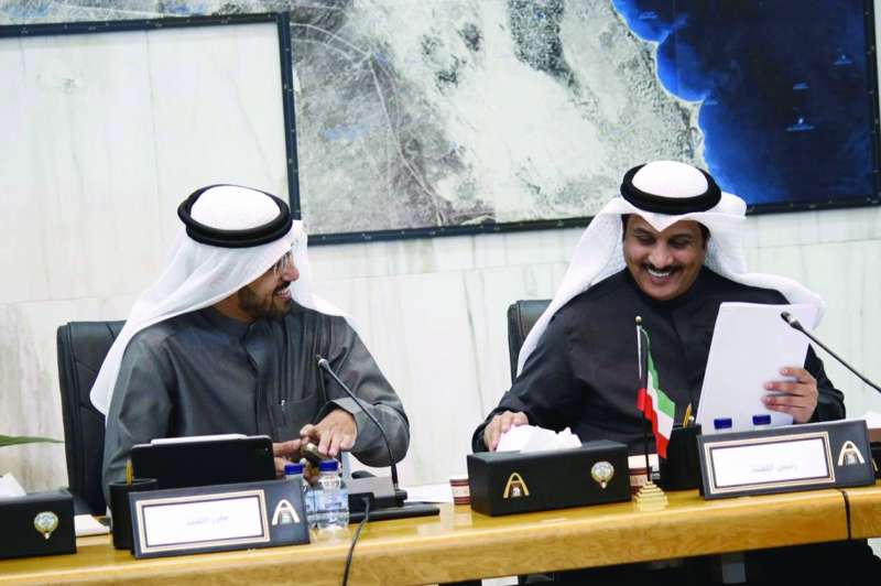 
عبدالله العنزي وخالد المطيري خلال الاجتماع