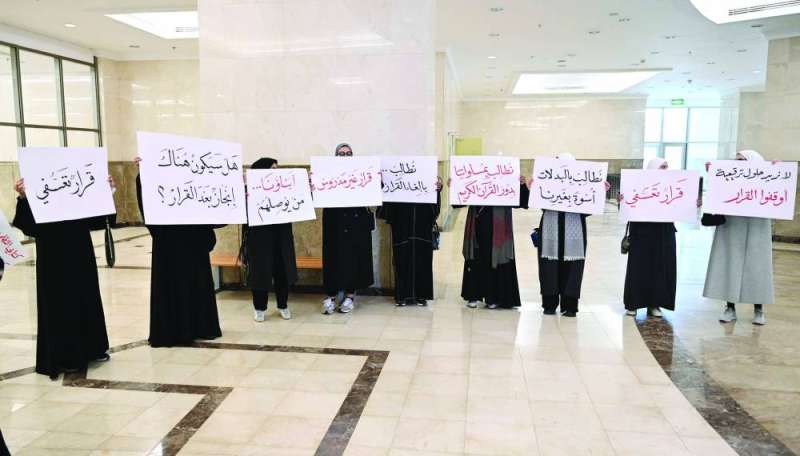 
معتصمات يرفعن لافتات خلال الاعتصام في مبنى الوزارة 	(تصوير أسعد عبدالله)
