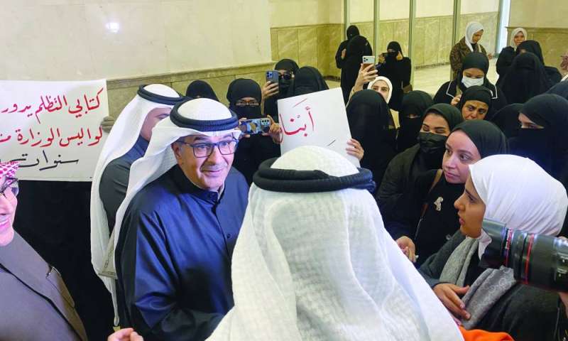 
جانب من الحوار بين الوزير والمعتصمين