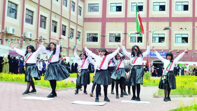 
فقرة الطالبات في احتفال تعليمية الأحمدي 	 (تصوير سعود سالم)