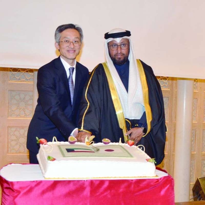 
العجمي والسفير الياباني يقطعان قالب حلوى المناسبة