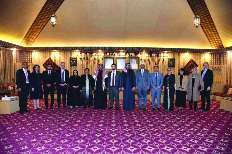 
مسؤولون في السفارة السعودية وعدد من ضيوف الديوانية