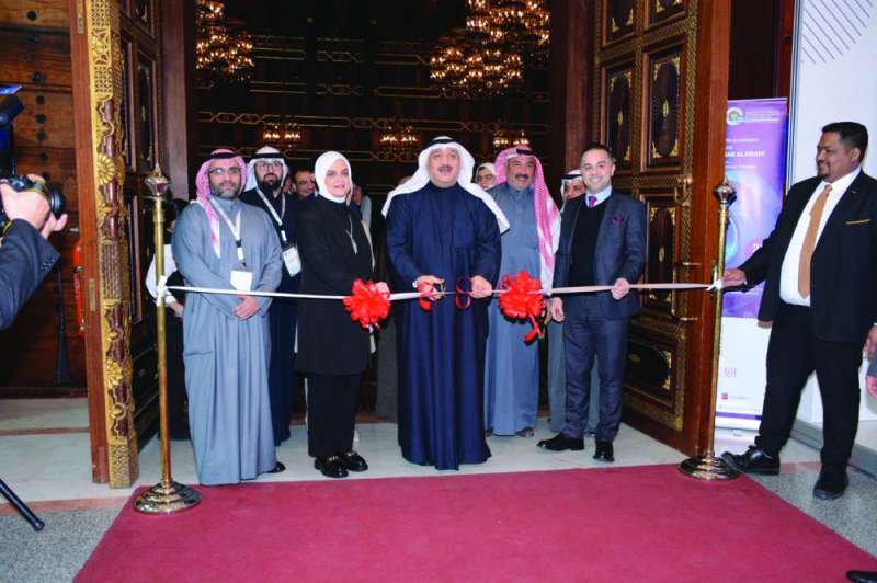 
العوضي يقص شريط الافتتاح
