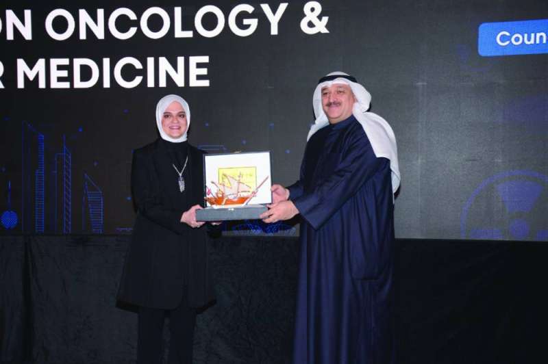 العوضي مكرماً من بثينة الكندري 