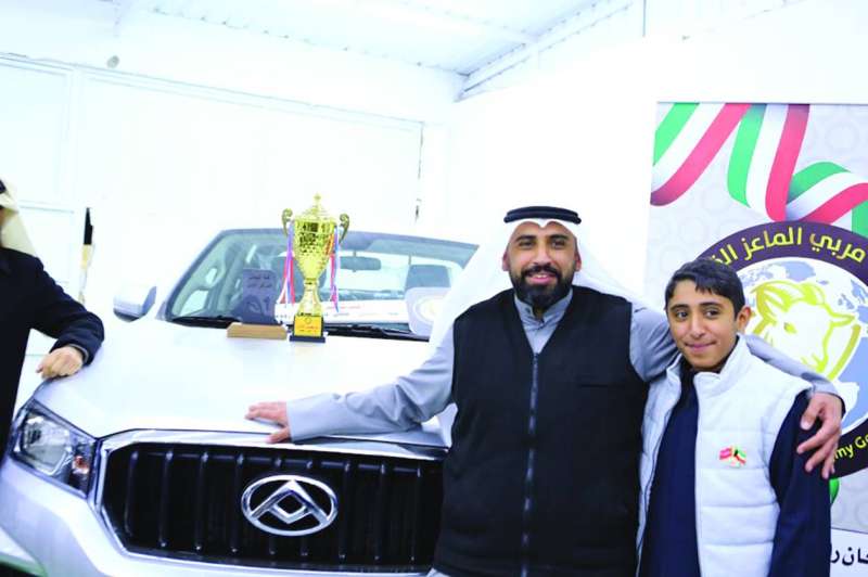 صاحب الحظ السعيد محمد الحيدر مع ابنه