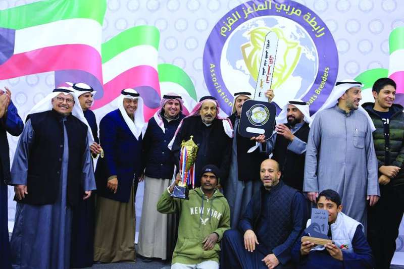 النائب حمد المطر متوسطاً الفائزين 