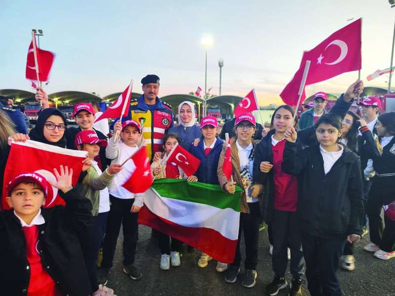 
السفيرة التركية متوسطة ورئيس الفريق أطفالاً من الجالية التركية