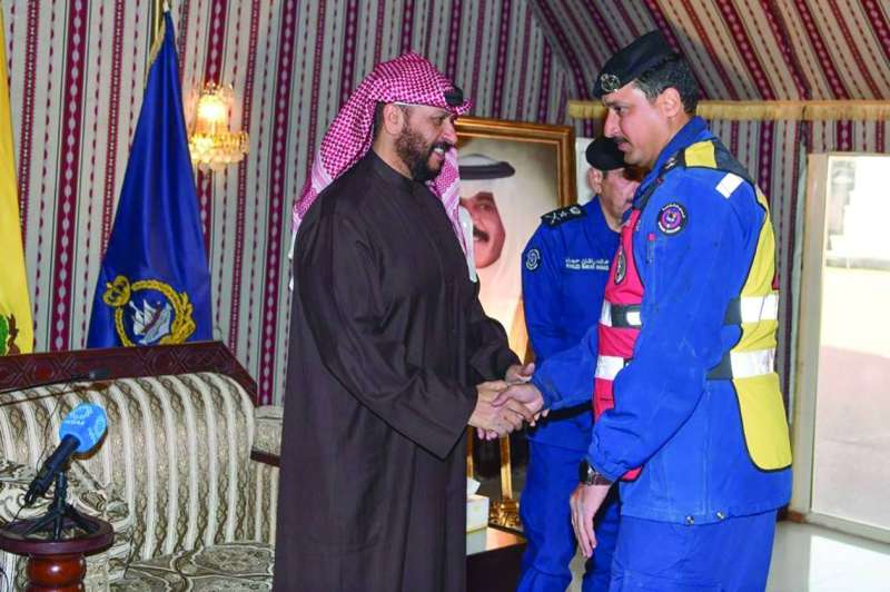 
الخالد مصافحاً أحد أعضاء الفريق
