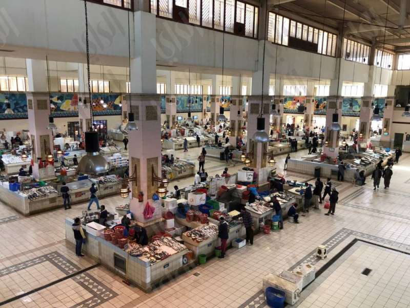 سوق السمك في «سوق شرق» يواصل عمله ويستقبل الزبائن
 