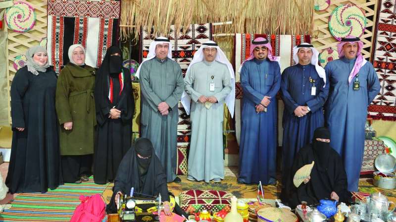 
قياديو «الشؤون» خلال تفقد معروضات الفعالية