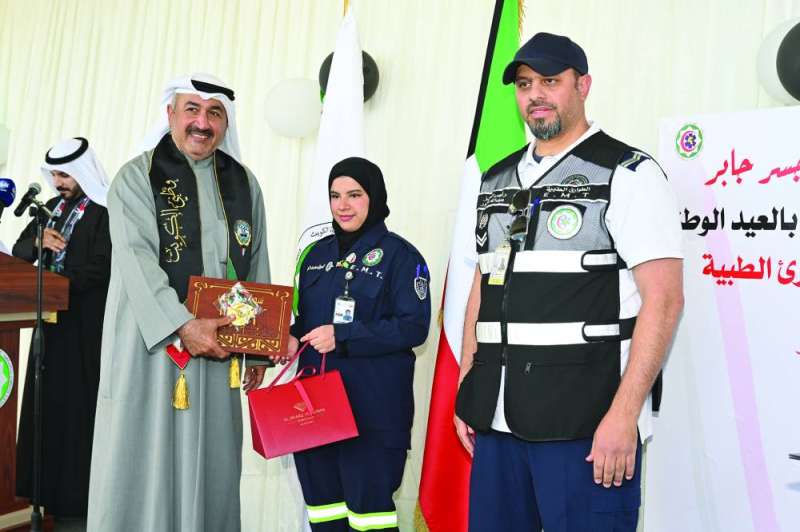 تكريم إحدى المسعفات