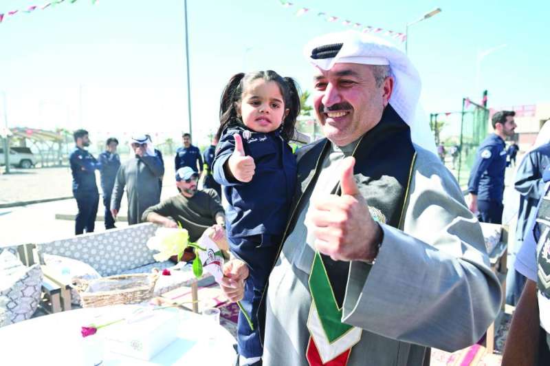 
الشطي حاملاً طفلة... وإشارة دعم للمسعفين (تصوير أسعد عبدالله)