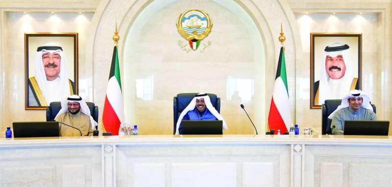 
رئيس مجلس الوزراء متوسطاً براك الشيتان وعبدالرحمن المطيري خلال ترؤسه اجتماع المجلس أمس
