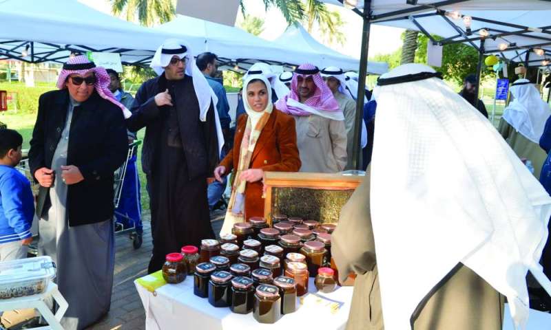 
 البغلي خلال جولة في المهرجان 	 (تصوير سعود سالم)
