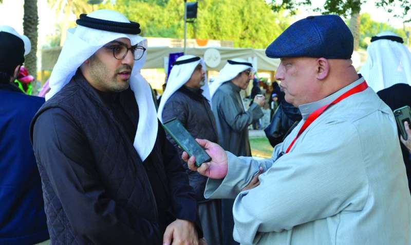 محمد الكندري يتحدث للزميل خالد الشرقاوي
