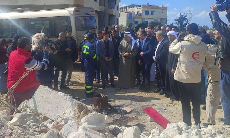 عبدالرحمن العويس يطلع على المناطق المتضررة جراء الزلزال في اللاذقية 