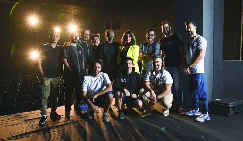 المخرج عبدالله الويس محاطاً بفريق العمل 