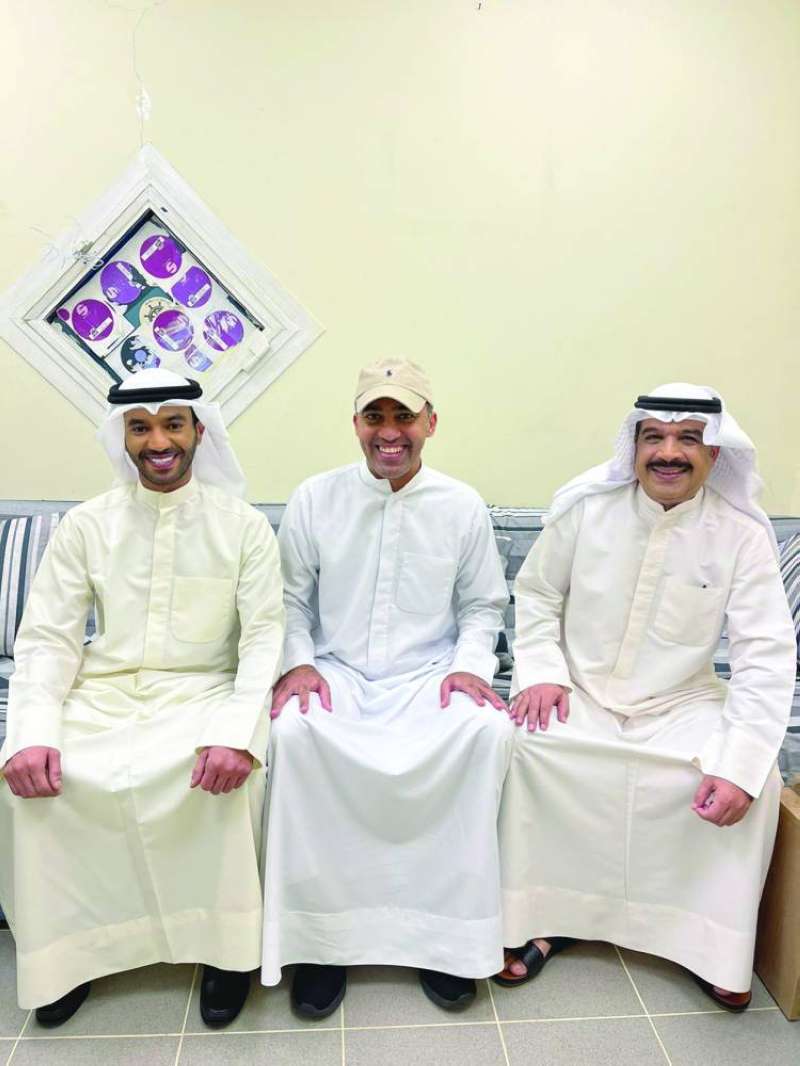 حمد الخضر يتوسط محمد المسباح ومطرف المطرف 