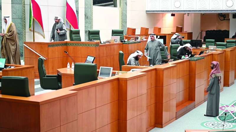 
السعدون يغادر المنصة وخلفه الشاهين فيما يبدو الوسمي يخاطبه	 (تصوير أسعد عبدالله)
